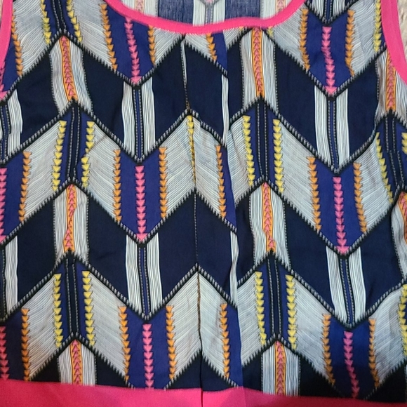 Arrow-patterned Top - Picture 3 of 3